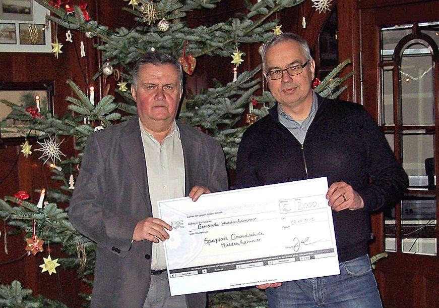 Übergabe des Spendenschecks von IK Elektronik an die Gemeinde Muldenhammer